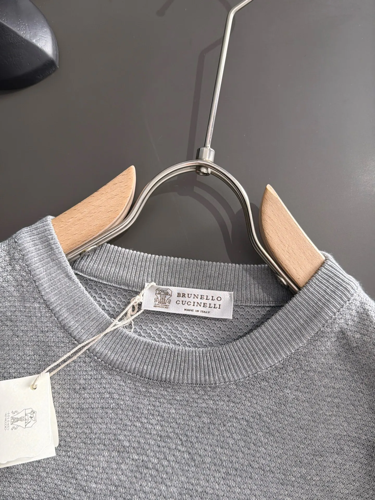Next day shipment BC high quality-Brunello Cucineli 26ss New Arrival men's short-sleeved T-shirt. Like LP, it belongs to the same old-money style top brand. New Arrival is a top-notch brand. New Arrival Original men's casual short-sleeved. Made of combed cotton yarn knitted cotton-like fabric. Exclusive Premium custom-controlled raw materials. It feels substantial when weighed. The upper body is also more textured than ordinary T-shirts. Fashionable Versatile Hot Sale, skin-friendly and comfortable to wear, premium boutique, exquisite workmanship from Factory, great upper body, essential item for men, complete with three standards Sizes M-3XL